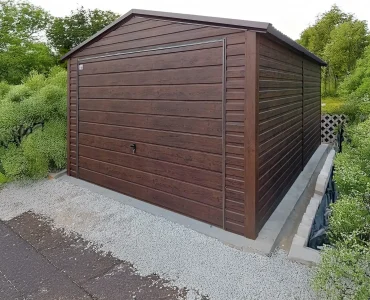 Skardinis garažas 4x5 m – stogas dvišlaitis, vartai pakeliami, Medžio imitacijos – Modelis 5