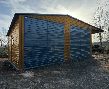 Skardinis garažas dviejų vietų, 7x5 m – stogas dvišlaitis, vartai pakeliami, Medžio imitacijos, stoginė 3 m