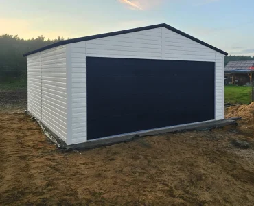Skardinis garažas 6x5,5 m – stogas dvišlaitis, vartai segmentiniai, Balta