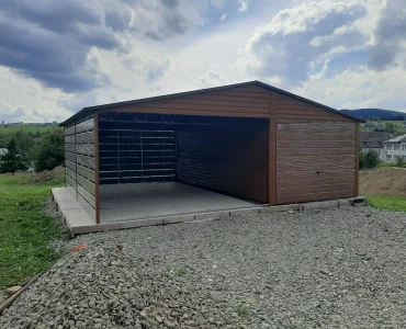 Skardinis garažas 3x5 m – stogas dvišlaitis, vartai pakeliami, Medžio imitacijos, stoginė 4 m