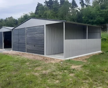 Skardinis garažas dviejų vietų, 6x6 m – stogas dvišlaitis, vartai pakeliami, Aliuminis, stoginė 2 m