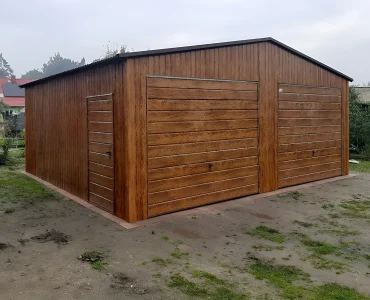 Skardinis garažas dviejų vietų, 7x5 m – stogas dvišlaitis, vartai pakeliami, Medžio imitacijos – Modelis 2