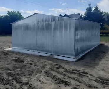 Skardinis garažas dviejų vietų, 6x5 m – stogas dvišlaitis, vartai dvivėriai, Cinkuotas