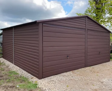 Skardinis garažas dviejų vietų, 6,5x5,5 m – stogas dvišlaitis, vartai pakeliami, Tamsiai ruda