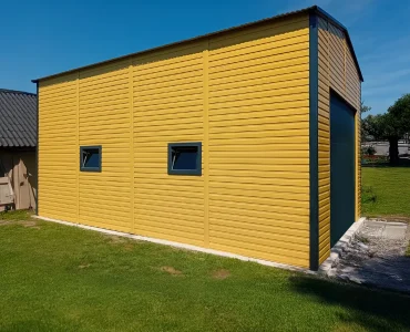 Skardinis angaras 5x8 m – stogas dvišlaitis, vartai segmentiniai, Smėlio spalvos