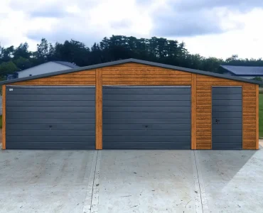 Skardinis garažas su ūkine patalpa dviejų vietų, 8x6 m – stogas dvišlaitis, vartai pakeliami, Medžio imitacijos