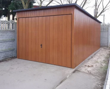 Skardinis garažas 3x6 m – stogas vienšlaitis, vartai pakeliami, Medžio imitacijos – Modelis 2