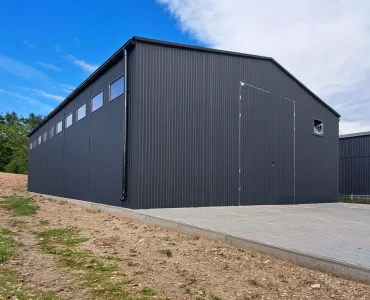 Skardinis angaras 9x15 m – stogas dvišlaitis, vartai dvivėriai, Grafitas