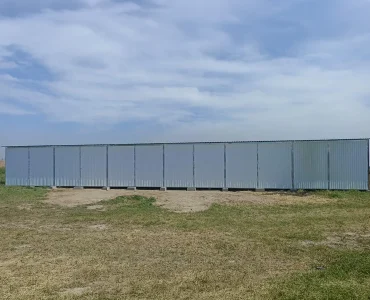 Skardinis garažas 18x5 m – stogas vienšlaitis, vartai dvivėriai, Balta