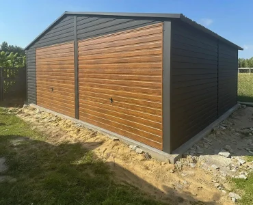 Skardinis garažas dviejų vietų, 6,5x5 m – stogas dvišlaitis, vartai pakeliami, Medžio imitacijos Juodos spalvos