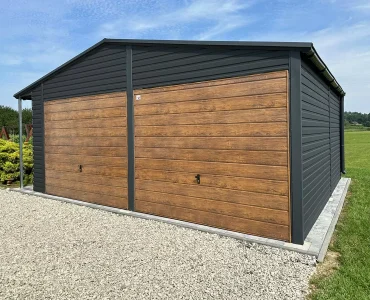Skardinis garažas dviejų vietų, 7x6 m – stogas dvišlaitis, vartai pakeliami, Medžio imitacijos Juodos spalvos, stoginė 0,5 m