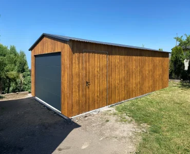 Skardinis garažas 4x6 m – stogas dvišlaitis, vartai segmentiniai, Medžio imitacijos