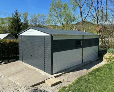 Skardinis garažas 4x5 m – stogas dvišlaitis, vartai pakeliami, Balta, Grafitas