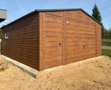 Skardinis garažas 5x5 m – stogas dvišlaitis, vartai pakeliami, Medžio imitacijos – Modelis 2