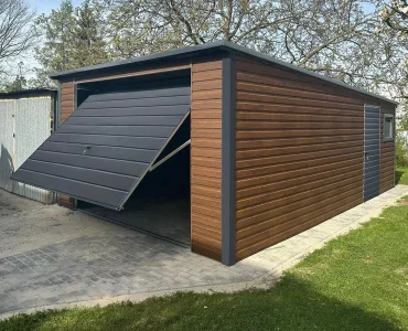 Skardinis garažas 4x6 m – stogas vienšlaitis, vartai pakeliami, Tamsiai ruda