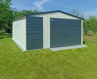Skardinis garažas 4,5x5 m – stogas dvišlaitis, vartai pakeliami, Balta