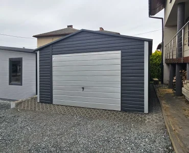 Skardinis garažas 5x5 m – stogas dvišlaitis, vartai pakeliami, Grafitas – Modelis 2