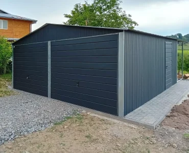 Skardinis garažas dviejų vietų, 6x6 m – stogas dvišlaitis, vartai pakeliami, Juodos spalvos