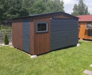 Skardinis garažas 4x4 m – stogas dvišlaitis, vartai pakeliami, Tamsiai ruda