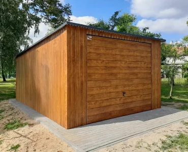 Skardinis garažas 4x6 m – stogas vienšlaitis, vartai pakeliami, Medžio imitacijos – Modelis 3