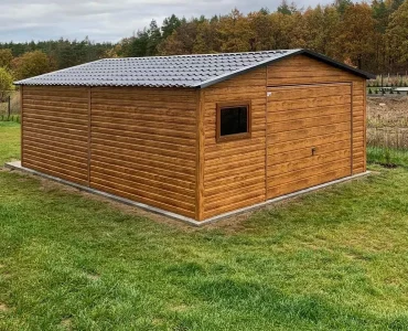Skardinis garažas 5x6 m – stogas dvišlaitis, vartai pakeliami, Medžio imitacijos – Modelis 4