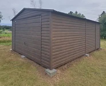 Skardinis garažas 4x6 m – stogas dvišlaitis, vartai pakeliami, Tamsiai ruda