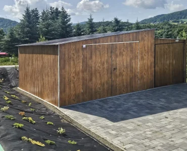 Skardinis garažas 5x5 m – stogas vienšlaitis, vartai dvivėriai, Medžio imitacijos