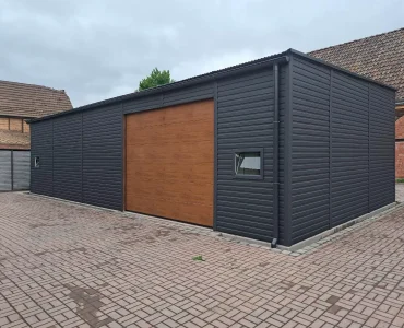 Skardinis garažas 12x6 m – stogas vienšlaitis, vartai segmentiniai, Medžio imitacijos Grafitas
