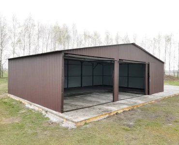 Skardinis garažas dviejų vietų, 9x6 m – stogas dvišlaitis, vartai pakeliami, Tamsiai ruda