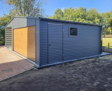 Skardinis garažas 10x6 m – stogas dvišlaitis, vartai segmentiniai, Medžio imitacijos Grafitas