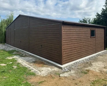 Skardinis garažas dviejų vietų, 9x5 m – stogas dvišlaitis, vartai pakeliami, Tamsiai ruda – Modelis 2