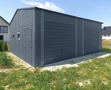 Skardinis garažas dviejų vietų, 7x6 m – stogas dvišlaitis, vartai pakeliami, Grafitas – Modelis 2