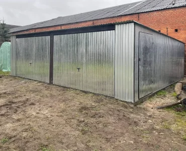 Skardinis garažas dviejų vietų, 7x5 m – stogas vienšlaitis, vartai pakeliami, Cinkuotas – Modelis 2