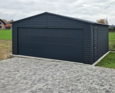 Skardinis garažas dviejų vietų, 7x5 m – stogas dvišlaitis, vartai segmentiniai, Grafitas