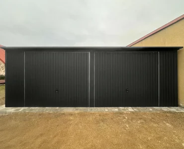Skardinis garažas dviejų vietų, 7,5x6 m – stogas vienšlaitis, vartai pakeliami, Juodos spalvos