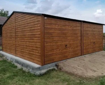 Skardinis garažas dviejų vietų, 6x6 m – stogas dvišlaitis, vartai pakeliami, Medžio imitacijos – Modelis 5