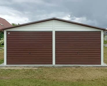 Skardinis garažas dviejų vietų, 6x6 m – stogas dvišlaitis, vartai pakeliami, Balta