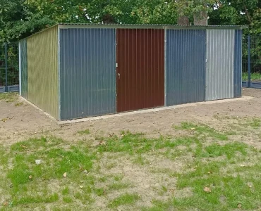 Skardinis garažas dviejų vietų, 6x5 m – stogas vienšlaitis, vartai dvivėriai, daugiaspalvis, III rūšis