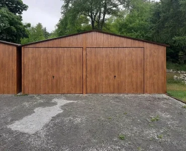 Skardinis garažas dviejų vietų, 6,5x5 m – stogas dvišlaitis, vartai pakeliami, Medžio imitacijos – Modelis 2