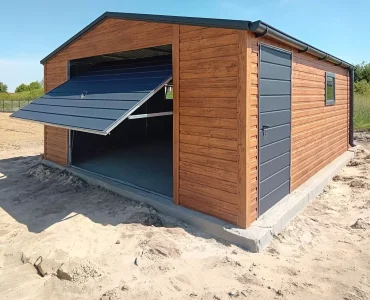 Skardinis garažas 5x6 m – stogas dvišlaitis, vartai pakeliami, Medžio imitacijos – Modelis 3