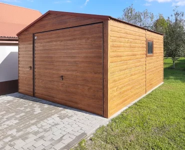 Skardinis garažas 4x5 m – stogas dvišlaitis, vartai pakeliami, Medžio imitacijos – Modelis 6