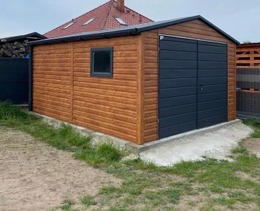 Skardinis garažas 4x5 m – stogas dvišlaitis, vartai dvivėriai, Medžio imitacijos – Modelis 2