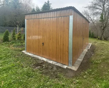 Skardinis garažas 3x5 m – stogas vienšlaitis, vartai pakeliami, Medžio imitacijos – Modelis 6