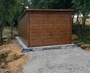 Skardinis garažas 3x5 m – stogas vienšlaitis, vartai pakeliami, Medžio imitacijos – Modelis 5