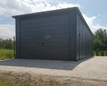 Skardinis garažas 3,5x6 m – stogas vienšlaitis, vartai pakeliami, Medžio imitacijos – Modelis 2
