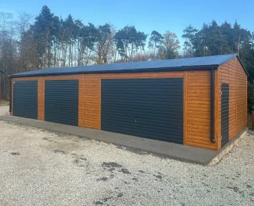 Skardinis garažas trijų vietų, 13x6 m – stogas dvišlaitis, vartai pakeliami, Medžio imitacijos