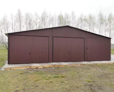 Skardinis garažas dviejų vietų, 9x5 m – stogas dvišlaitis, vartai pakeliami, Tamsiai ruda