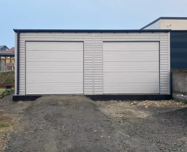 Skardinis garažas dviejų vietų, 7x7 m – stogas dvišlaitis, vartai segmentiniai, Aliuminis