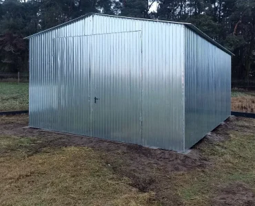 Skardinis garažas 5x5 m – stogas dvišlaitis, vartai dvivėriai, Cinkuotas