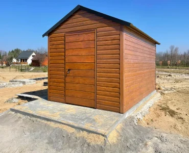 Skardinis įrankių namelis 2,5x4 m – stogas dvišlaitis, Medžio imitacijos